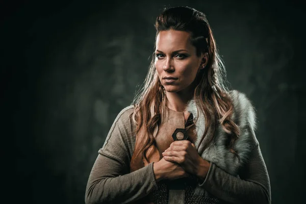Viking vrouw met koude wapen in een traditionele warrior-kleding — Stockfoto