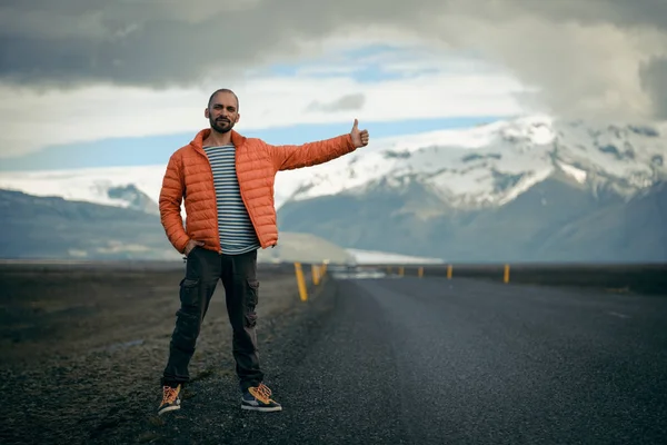 Travel hitchhiker man on a road — Stock Photo, Image