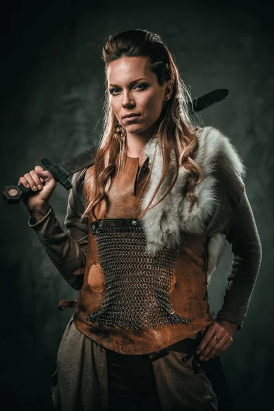 Mulher viking com arma fria em uma roupa de guerreiro tradicional — Fotografia de Stock