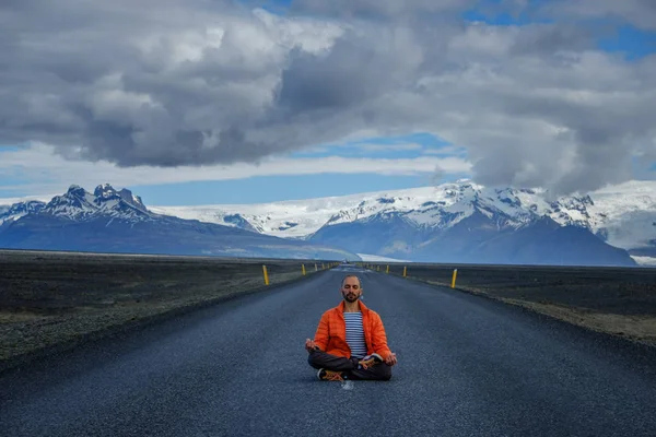 Hombre autoestopista de viaje meditando en un camino —  Fotos de Stock
