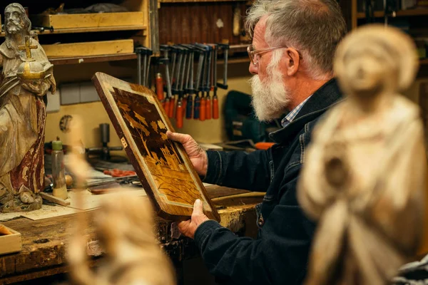 Senior scultura in legno professionale durante il lavoro — Foto Stock