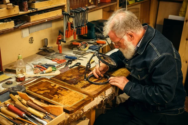 Profissional sênior de escultura em madeira durante o trabalho — Fotografia de Stock