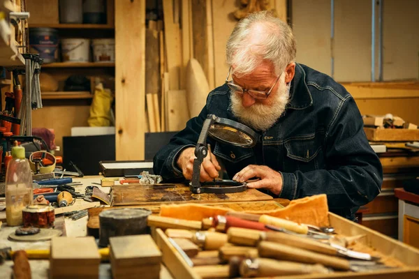 Ανώτερος επαγγελματίας ξυλογλυπτική κατά την εργασία — Φωτογραφία Αρχείου