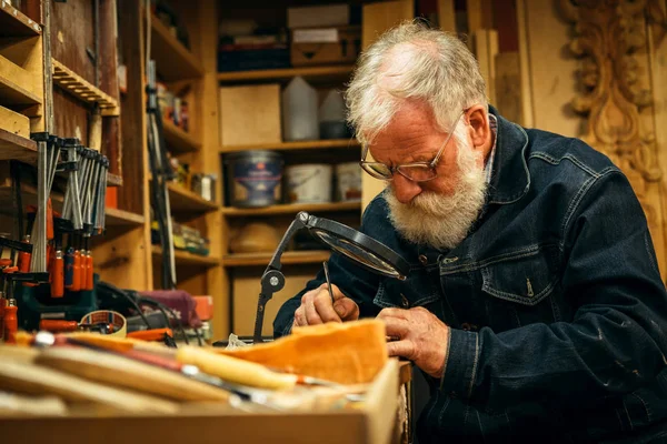 Senior scultura in legno professionale durante il lavoro — Foto Stock