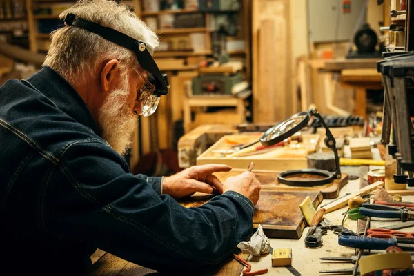 Senior houtsnijwerk professional tijdens het werk — Stockfoto