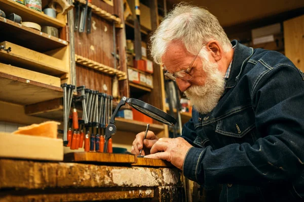 Profesional de talla de madera senior durante el trabajo —  Fotos de Stock