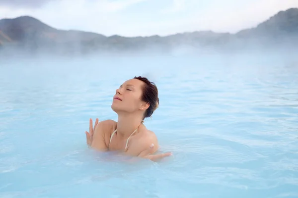 A nő szereti a gyógyfürdőt a geotermikus forrásban — Stock Fotó