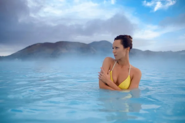 Frau genießt Wellness in geothermaler Therme — Stockfoto