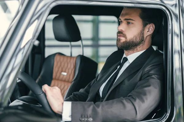 Goed geklede klant kiezen nieuwe premium auto bij een dealer-showroom — Stockfoto