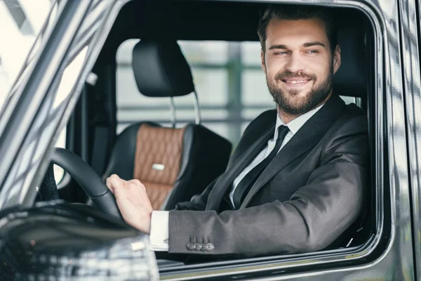 Välklädd kund att välja nya premium bil på en bilfirma showroom — Stockfoto