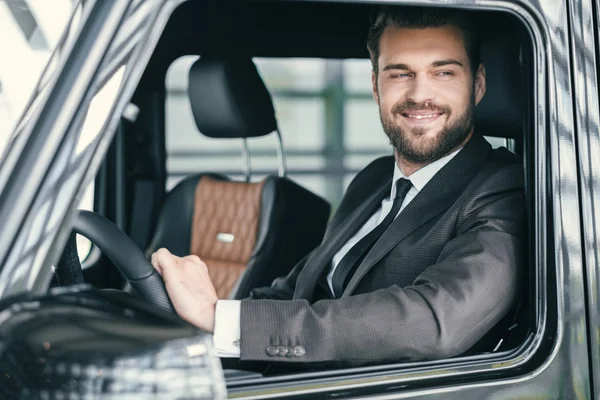 Cliente bem vestido escolhendo novo carro premium em um showroom concessionária — Fotografia de Stock