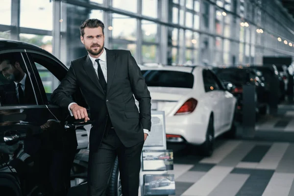 Top sales manager på återförsäljaravtalet showroom — Stockfoto