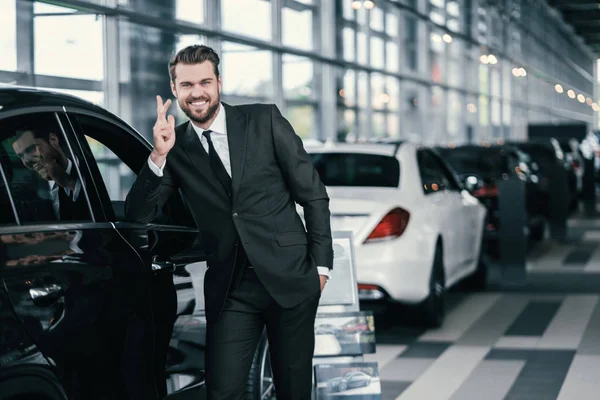 Top sales manager at dealership showroom — Stock Photo, Image