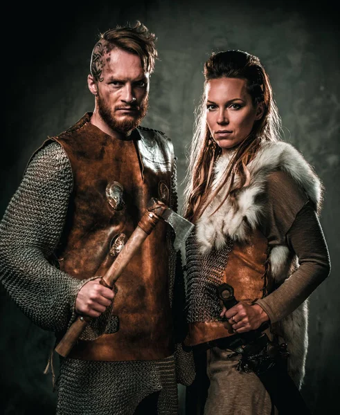 Vikingos pareja posando en estudio . —  Fotos de Stock