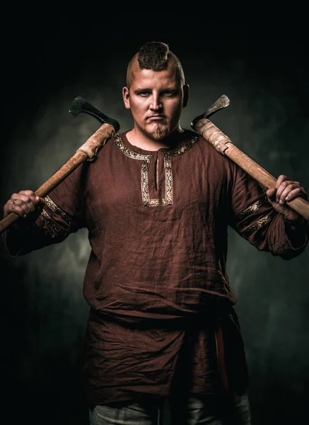 Viking with two battle axes — Stock Photo, Image