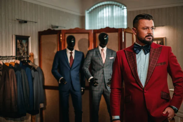 Extravagant stylish man in tailor studio. — Stock Photo, Image