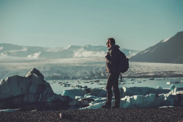 Žena Průzkumník při pohledu na Jokulsarlon lagoon — Stock fotografie