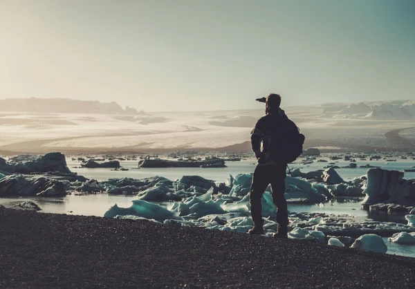 Ο άνθρωπος explorer βλέπουν Λιμνοθάλασσα Γιόκουλσάρλον — Φωτογραφία Αρχείου