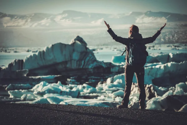 Kvinna explorer tittar på glaciärlagunen lagoon — Stockfoto