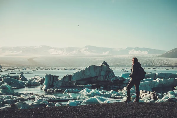 Explorer Kobieta, patrząc na lagunie Jokulsarlon — Zdjęcie stockowe