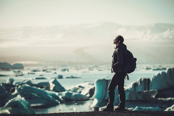 Vrouw Verkenner kijken Jokulsarlon lagune — Stockfoto