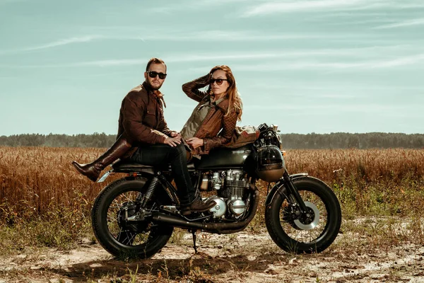 Jovem Elegante Casal Piloto Café Nas Motocicletas Personalizadas Vintage Campo — Fotografia de Stock