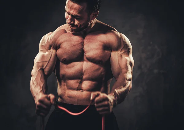 Mann zeigt seinen muskulösen Körper — Stockfoto