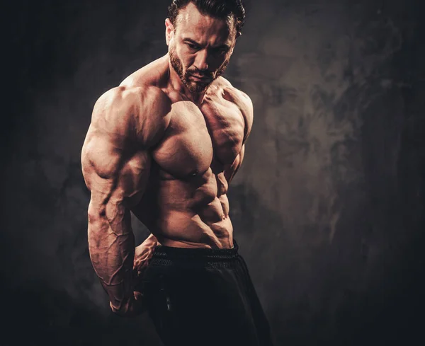 Человек показывает свое мускулистое тело — стоковое фото