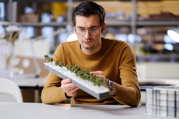 Man aan het werk met maquette in ontwerp — Stockfoto
