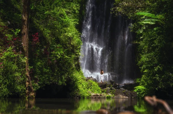Mulher perto de Labuhan Kebo Cachoeira localizada em Munduk, Bali — Fotografia de Stock