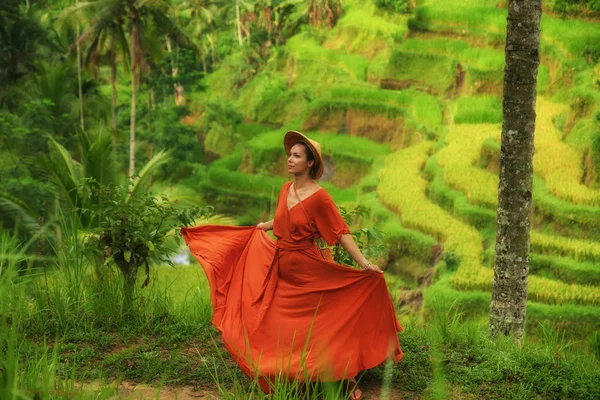 Femme marchant sur la terrasse de riz Tegalalang, Bali — Photo
