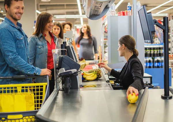 Couple buying goods in a grocery store — Stock Photo, Image