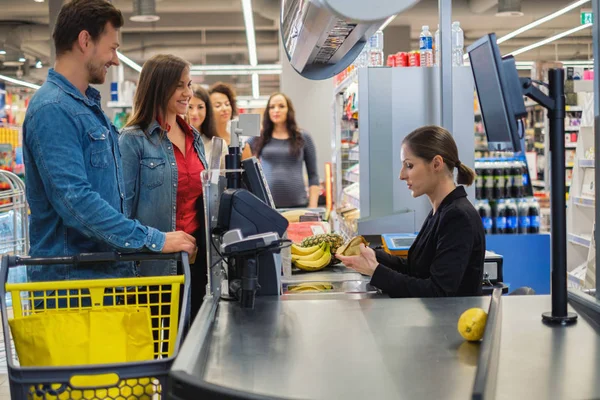 Couple buying goods in a grocery store — Stock Photo, Image