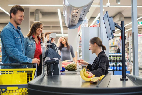 Couple buying goods in a grocery store — Stock Photo, Image