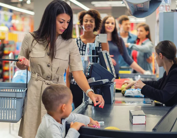 Woamn with a son in a grocery store — Stock Photo, Image