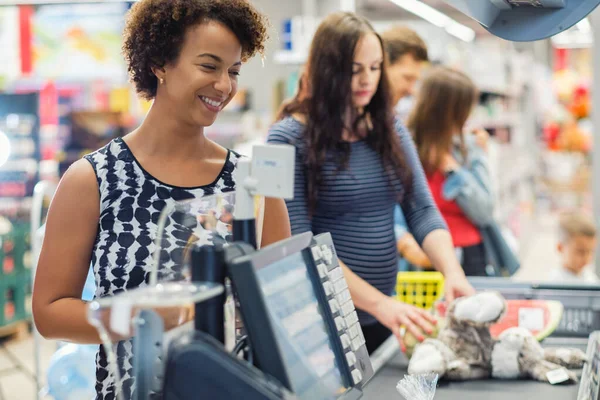 Mulher negra comprando mercadorias em uma mercearia — Fotografia de Stock