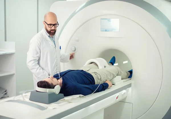 Patiënt bezoekt MRI-procedure in een ziekenhuis — Stockfoto