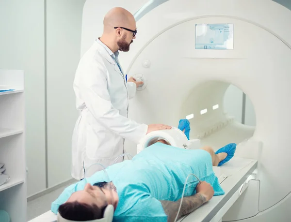 Ασθενής που επισκέπτεται την επέμβαση Mri σε νοσοκομείο — Φωτογραφία Αρχείου