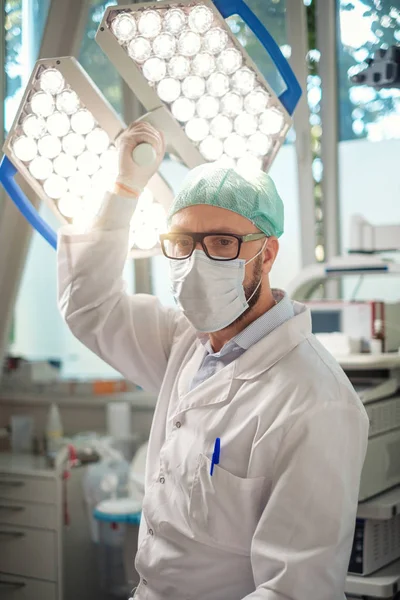 Мужской хирург в операционной — стоковое фото