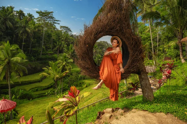 Mujer enyoing wiew de Tegalalang Rice Terrace, Bali — Foto de Stock