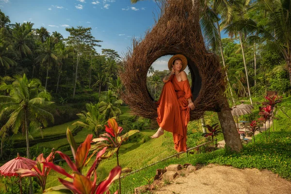 Mujer enyoing wiew de Tegalalang Rice Terrace, Bali — Foto de Stock