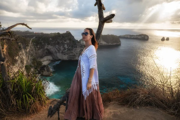 Kvinnan njuter av utsikten över Diamond Bay, Nusa Penida Island, Indonesien — Stockfoto