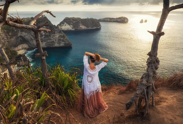 Γυναίκα απολαμβάνοντας τη θέα του Diamond Bay, Νούσα Penida νησί, Ινδονησία — Φωτογραφία Αρχείου