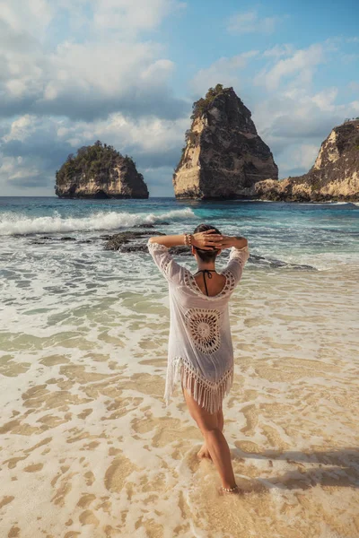 インドネシア、ヌサペニダ島ダイヤモンドベイのビーチを歩く女性 — ストック写真