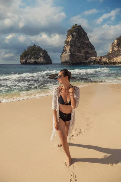 Frau am Strand der Diamantenbucht, Insel Nusa Penida, Indonesien — Stockfoto