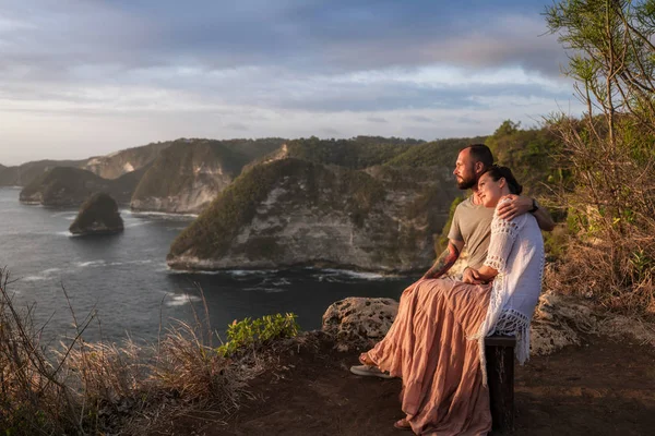 Pareja disfrutando de la vista desde Banah Cliff de la isla de Nusa Penida, Indonesia —  Fotos de Stock