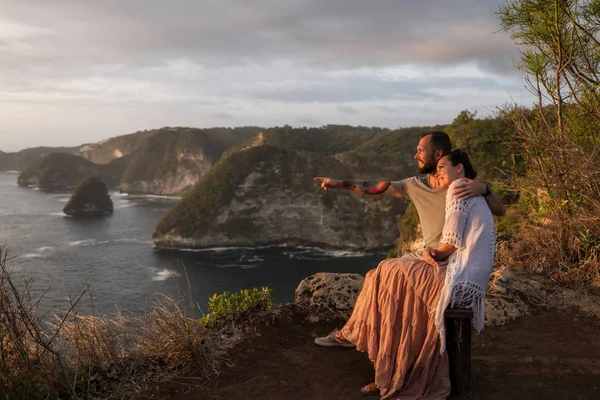 Couple enjoying view from Banah Cliff of Nusa Penida island, Indonesia — Stock Photo, Image