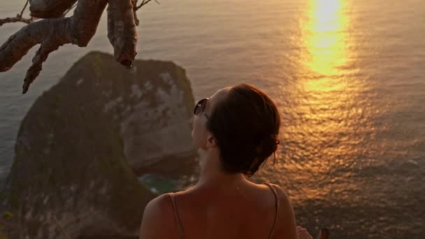 Nusa Penida Adası, Bali, Endonezya 'da Manta Körfezi manzarasının keyfini çıkaran kadın — Stok video