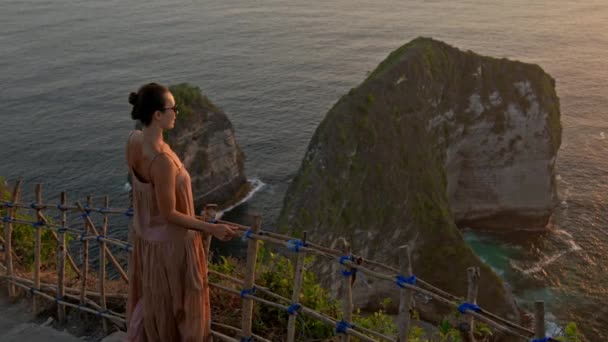 Femme profitant de la vue sur la baie de Manta sur l'île de Nusa Penida, Bali, Indonésie — Video