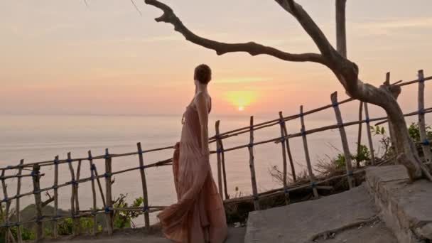 Mulher desfrutando de vista da Baía de Manta na Ilha Nusa Penida, Bali, Indonésia — Vídeo de Stock